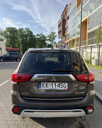 Mitsubishi Outlander cena 105500 przebieg: 93400, rok produkcji 2019 z Kraków małe 232